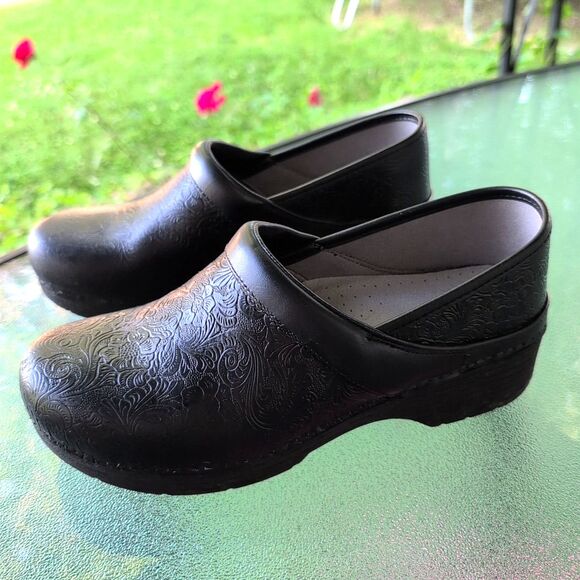 Dansko Womens LT Black Floral Tooled Clog Size 41 EU (10.5-11 US) Work Nurse EUC - Picture 2 of 8